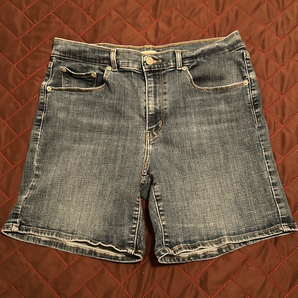 Women’s Levi’s Jean Shorts Stretchy Size 30